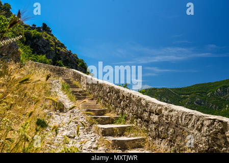 Scale sul monte Lovcen dalla vecchia città di Kotor, Montenegro Foto Stock