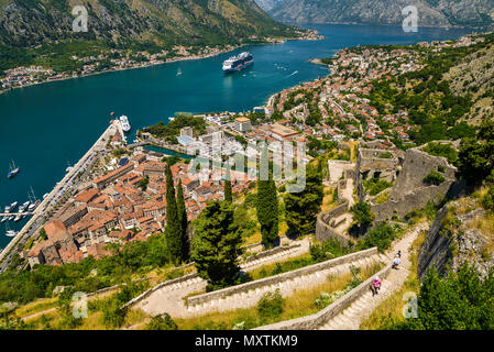 Vista sulla fortezza con scale, Kotor bay e la Città Vecchia dal monte Lovcen. Montenegro. Foto Stock