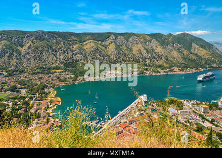 Vista sulla fortezza con scale, Kotor bay e la Città Vecchia dal monte Lovcen. Montenegro. Foto Stock