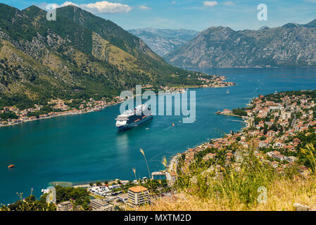 Vista sulla fortezza con scale, Kotor bay e la Città Vecchia dal monte Lovcen. Montenegro. Foto Stock