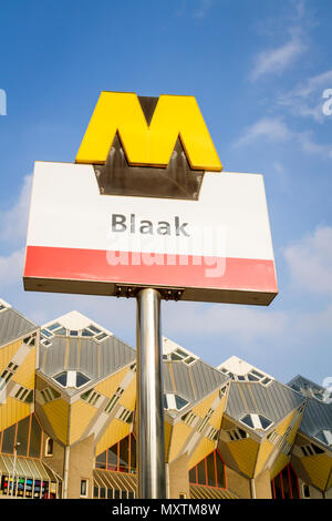 Rotterdam unico cubo giallo case con il segno della metropolitana di Blaak sul polo di argento in primo piano Foto Stock