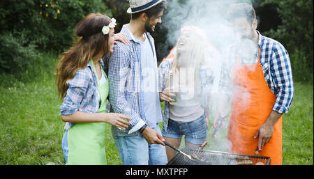 Gli amici sorseggiando il barbecue party Foto Stock