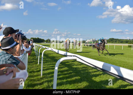 Corsa di cavalli Baden-Baden, 2 giugno, 2018, Baden Racing di Evento Spring, cavalli a correre sul corso e visitatori, gara di Landkreis Rastatt, ordine di esecuzione-in Foto Stock