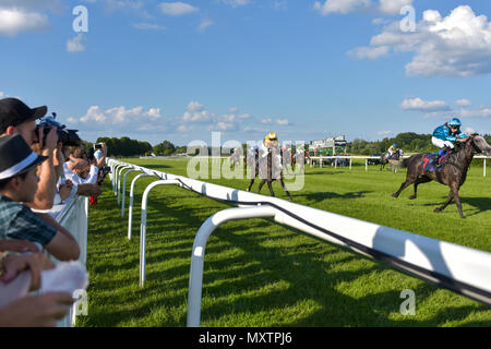 Corsa di cavalli Baden-Baden, 2 giugno, 2018, Baden Racing di Evento Spring, cavalli a correre sul corso e visitatori, gara di Landkreis Rastatt, ordine di esecuzione-in Foto Stock