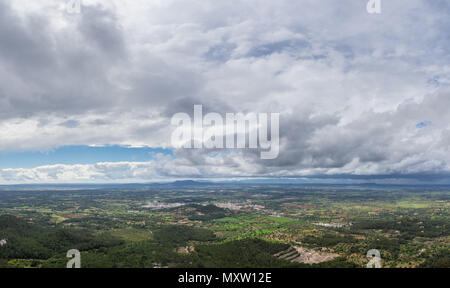 Mallorca, Stormy cloudscape sulla natura verde paesaggio da sopra il panorama XXL Foto Stock