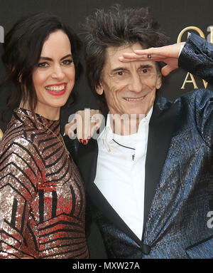 Aprile 08, 2018 - Ronnie Wood e Sally legno frequentando il Olivier Awards con Mastercard, Royal Albert Hall di Londra, Inghilterra, Regno Unito Foto Stock