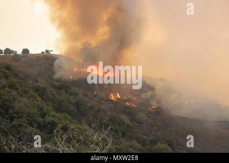 Aliso Viejo spazzola fire catturato il 2 giugno, 2018. Il fuoco ha preso almeno 150 acri nel canyon che circonda California's Soka University. Foto Stock