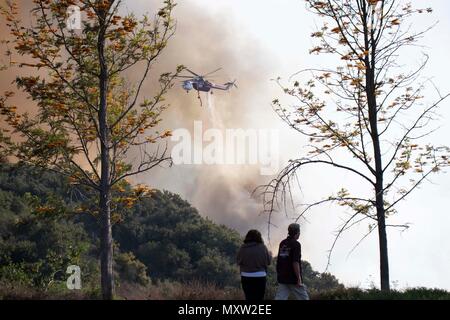 Aliso Viejo spazzola fire catturato il 2 giugno, 2018. Il fuoco ha preso almeno 150 acri nel canyon che circonda California's Soka University. Foto Stock