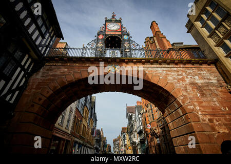 Landmark Eastgate Clock di Chester, Cheshire, Inghilterra, ingresso originale alla fortezza romana di Deva Victrix. Parte della cinta muraria romana Foto Stock