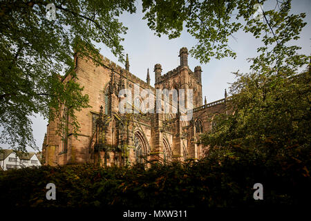 Landmark Romanico Gotico esterno Chester Cathedral, Cheshire, Inghilterra, grado che ho elencato la attrazione turistica nel centro della città e il muro di cinta romano Foto Stock