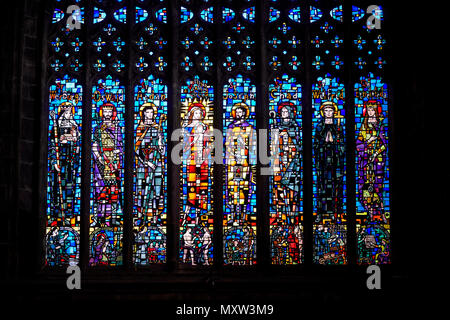 Interior Chester Cathedral, Cheshire, Inghilterra, vetrata, la finestra occidentale è gotico perpendicolare da W. T. Carter Shapland la Santa Famiglia Foto Stock