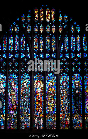 Interior Chester Cathedral, Cheshire, Inghilterra, vetrata, la finestra occidentale è gotico perpendicolare da W. T. Carter Shapland la Santa Famiglia Foto Stock