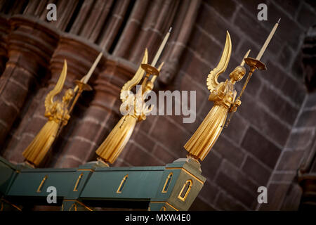 Landmark Romanico Gotico interior Chester Cathedral, Cheshire, Inghilterra, grado che ho elencato la attrazione turistica nel centro della città, 3 Golden Statue angolo Foto Stock