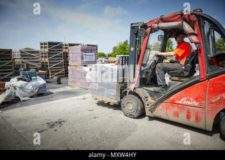 SIG Copertura in Denton, Audenshaw parte della Sheffield isolamenti gruppo carrello nel cantiere di lavoro Foto Stock