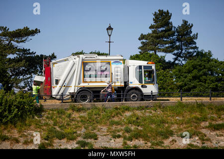 LYTHAM ST ANNES beach, consiglio bin carro corregge la spazzatura dal fronte mare Foto Stock