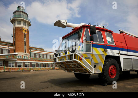 Il Crowne Plaza Liverpool John Lennon Airport Hotel, formerly dell'edificio del terminal di Liverpool Speke Airport, aerodrome art deco della torre di controllo Foto Stock
