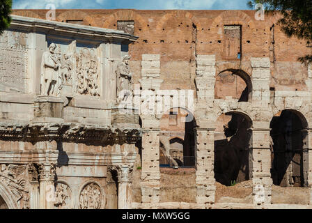 Antichità, archeologia e vistiges del passato a Roma. Colosseo archi monumentali e Arco di Costantino fianco a fianco Foto Stock