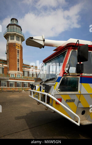 Il Crowne Plaza Liverpool John Lennon Airport Hotel, formerly dell'edificio del terminal di Liverpool Speke Airport, aerodrome art deco della torre di controllo Foto Stock