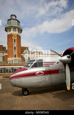 Il Crowne Plaza Liverpool John Lennon Airport Hotel, formerly dell'edificio del terminal di Liverpool Speke Airport, aerodrome art deco della torre di controllo Foto Stock