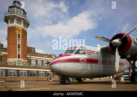 Il Crowne Plaza Liverpool John Lennon Airport Hotel, formerly dell'edificio del terminal di Liverpool Speke Airport, aerodrome art deco della torre di controllo Foto Stock