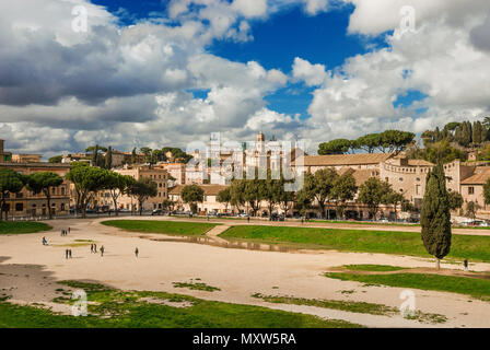 Vista del Circo Massimo e il Campidoglio monumenti con belle nuvole appena dopo la pioggia, nel centro storico di Roma Foto Stock