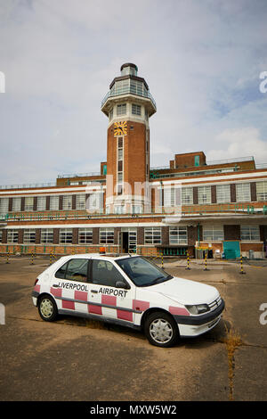 Il Crowne Plaza Liverpool John Lennon Airport Hotel, formerly dell'edificio del terminal di Liverpool Speke Airport, aerodrome art deco della torre di controllo Foto Stock