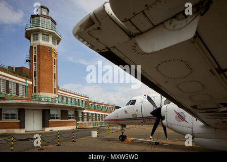 Il Crowne Plaza Liverpool John Lennon Airport Hotel, formerly dell'edificio del terminal di Liverpool Speke Airport, aerodrome art deco della torre di controllo Foto Stock