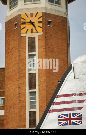Il Crowne Plaza Liverpool John Lennon Airport Hotel, formerly dell'edificio del terminal di Liverpool Speke Airport, aerodrome art deco della torre di controllo Foto Stock