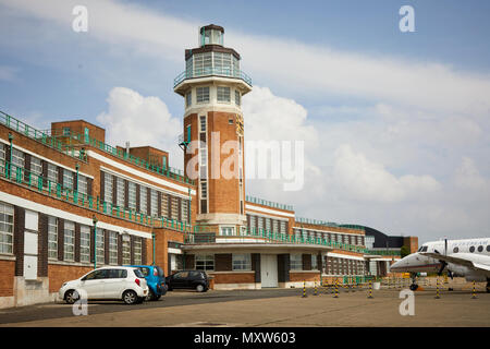 Il Crowne Plaza Liverpool John Lennon Airport Hotel, formerly dell'edificio del terminal di Liverpool Speke Airport, aerodrome art deco della torre di controllo Foto Stock