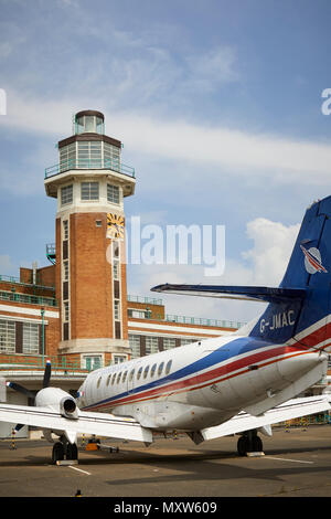 Il Crowne Plaza Liverpool John Lennon Airport Hotel, formerly dell'edificio del terminal di Liverpool Speke Airport, aerodrome art deco della torre di controllo Foto Stock