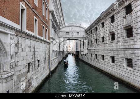 Il Ponte dei Sospiri collega la nuova prigione alla interrogazione camere nel Palazzo del Doge.a Venezia, Italia Foto Stock