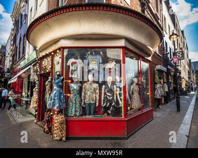 Vintage Soho Londra - Classica Soho - un abbigliamento vintage shop a Londra alla moda ed elegante quartiere di Soho Foto Stock