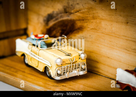 Giocattolo auto in vendita su un ripiano. Foto Stock