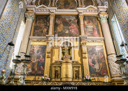 Interno della Igreja de Santa Maria - Chiesa di Santa Maria a Obidos, Portogallo. Foto Stock