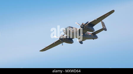 North American TB 25n Mitchell aereo in volo durante il Biggin Hill Air Show presso il famoso campo di aviazione di guerra nel Kent, Inghilterra. 2008 Foto Stock