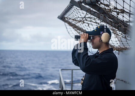 161210-N-BR087-084 OCEANO PACIFICO (dec. n. 10, 2016) marinaio Manuel Gandia, da Orlando, sorge a poppa lookout a bordo della USS John C. Stennis' (CVN 74) fiocco. John C. Stennis è in corso per condurre la formazione di routine nella terza area della flotta di responsabilità. (U.S. Navy foto di Sottufficiali di terza classe Cole C. Pielop / rilasciato) Foto Stock