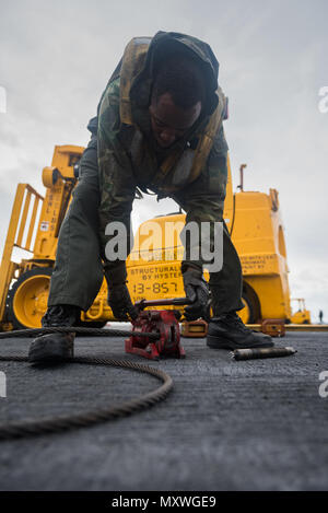 161210-N-BR087-017 OCEANO PACIFICO (dec. n. 10, 2016) Petty Officer 2a classe Juantavius ponti, da Carrollton, Georgia, tagli un cavo dalla catapulta per la manutenzione a bordo della USS John C. Stennis' (CVN 74) ponte di volo. John C. Stennis è in corso per condurre la formazione di routine nella terza area della flotta di responsabilità. (U.S. Navy foto di Sottufficiali di terza classe Cole C. Pielop / rilasciato) Foto Stock