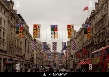 La Royal Academy of Arts ha commissionato a Joe Tilson per progettare il flag l'installazione visualizzazione su Regent Street, Londra per il suo 250° anniversario Foto Stock