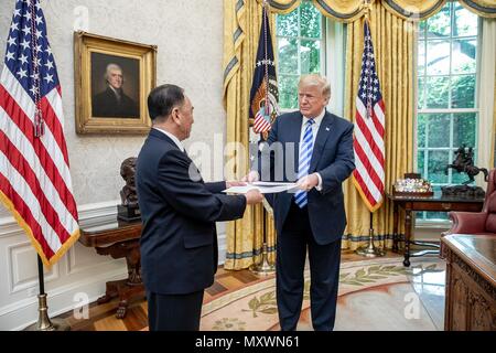 Stati Uniti Presidente Donald Trump è presentato con una lettera dal presidente Kim Jong Onu in Nord inviato coreano Kim Yong Chol all Ufficio Ovale della Casa Bianca il 1 giugno 2018 a Washington, DC. Gen. Kim, è considerato Kim Jong-ONU del lato destro e uomo più anziano della Corea del Nord la figura per tenere colloqui alla Casa Bianca poiché un inviato speciale senior si è incontrato con il presidente Bill Clinton in 2000. Foto Stock