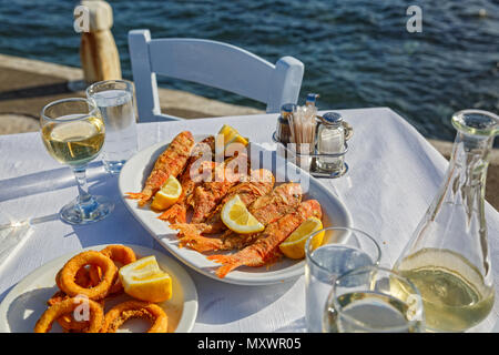 Grigliate di pesce e anelli di totano in un ristorante sulla spiaggia Foto Stock