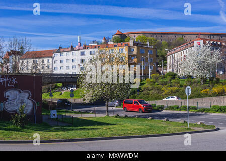 Street a Bratislava, in Slovacchia, la vista con le mura del castello di Bratislava sullo sfondo Foto Stock