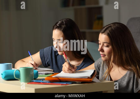 Due studenti di studiare insieme nella notte a casa Foto Stock