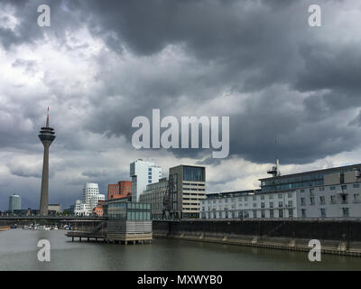 Vista panoramica di Medienhafen Düsseldorf con architettura moderna Foto Stock