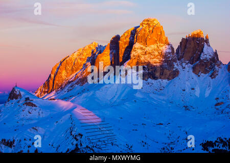 Vista al tramonto del Belvedere valle vicino a Canazei in Val di Fassa Dolomiti Italia Foto Stock