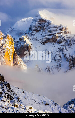 Fantastiche montagne invernali paesaggio vicino Passo Giau, Dolomiti Alpi, Italia Foto Stock