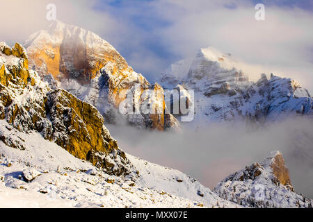 Fantastiche montagne invernali paesaggio vicino Passo Giau, Dolomiti Alpi, Italia Foto Stock