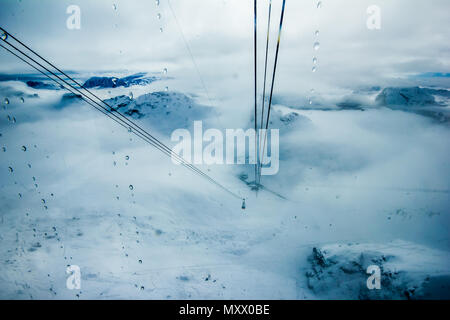 Macchina di cavo isolato su sfondo bianco in montagne di nebbia Foto Stock