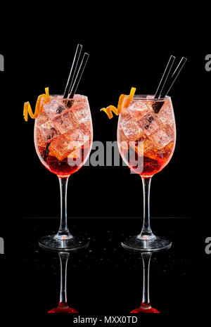 Spritz cocktail. Cocktail freddi al tipico aperitivo italiano o apericena su sfondo nero. Foto Stock