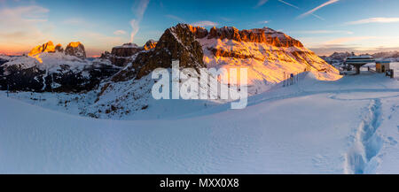 Panorama al tramonto del Gruppo Sella, Val di Fassa Dolomiti, Piz Boe, Italia Foto Stock