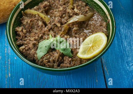 Cucina pakistana ,Montone Taka Tak stile Lahori, Montone cervello, pane dolce e rene in assortimento di spezie, servito con la menta chutneyTraditional assorte Foto Stock